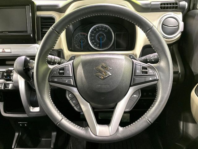 �C���e���A�ɍ��킹���f�U�C���̃X�e�A�����O�́A�^�]�������̂��Ƃ��l���A�^�]���₷���`��A�傫���ł��B�����x�A���ۂɐG���Ă��m���߂��������B