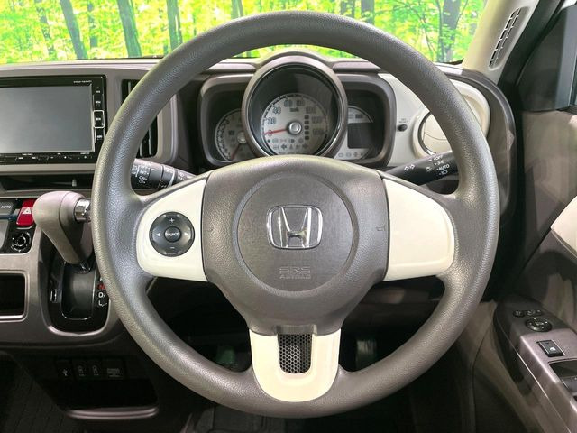 �C���e���A�ɍ��킹���f�U�C���̃X�e�A�����O�́A�^�]�������̂��Ƃ��l���A�^�]���₷���`��A�傫���ł��B�����x�A���ۂɐG���Ă��m���߂��������B
