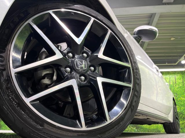 �y����18�C���`�A���~�z�C�[���z�O�ςɃ}�b�`���������A���~�z�C�[���𑕒����Ă���܂��B�e��ЊO�A���~�z�C�[����A�X�^�b�h���X�^�C�����戵�����Ă���܂��B���񂲑��k����������
