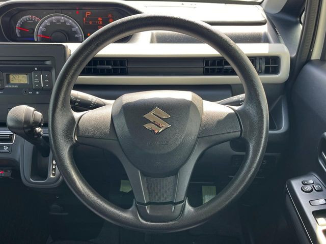 �C���e���A�ɍ��킹���f�U�C���̃X�e�A�����O�́A�^�]�������̂��Ƃ��l���A�^�]���₷���`��A�傫���ł��B�����x�A���ۂɐG���Ă��m���߂��������B