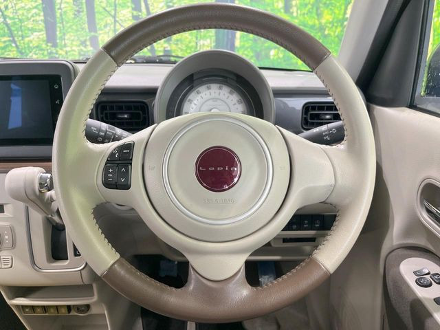 �C���e���A�ɍ��킹���f�U�C���̃X�e�A�����O�́A�^�]�������̂��Ƃ��l���A�^�]���₷���`��A�傫���ł��B�����x�A���ۂɐG���Ă��m���߂��������B