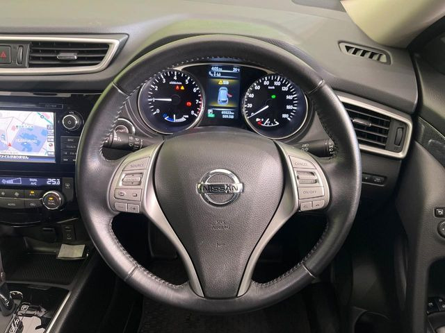 �C���e���A�ɍ��킹���f�U�C���̃X�e�A�����O�́A�^�]�������̂��Ƃ��l���A�^�]���₷���`��A�傫���ł��B�����x�A���ۂɐG���Ă��m���߂��������B