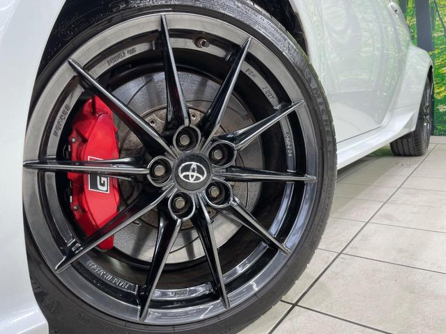 �y�O���[�h��p����18�C���`�A���~�z�C�[���z�f�U�C�����̍��������A���~�z�C�[���𑕒����Ă���܂��B�e��ЊO�A���~�z�C�[����A�X�^�b�h���X�^�C�����戵�����Ă���܂��B���񂲑��k����������