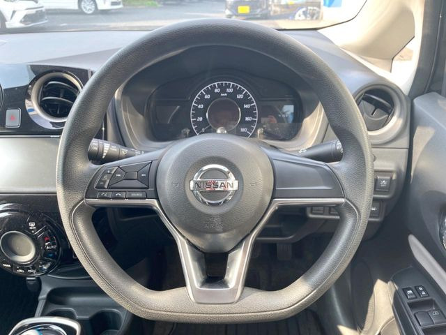 �C���e���A�ɍ��킹���f�U�C���̃X�e�A�����O�́A�^�]�������̂��Ƃ��l���A�^�]���₷���`��A�傫���ł��B�����x�A���ۂɐG���Ă��m���߂��������B