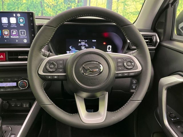 �C���e���A�ɍ��킹���f�U�C���̃X�e�A�����O�́A�^�]�������̂��Ƃ��l���A�^�]���₷���`��A�傫���ł��B�����x�A���ۂɐG���Ă��m���߂��������B