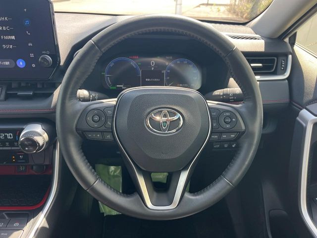 �C���e���A�ɍ��킹���f�U�C���̃X�e�A�����O�́A�^�]�������̂��Ƃ��l���A�^�]���₷���`��A�傫���ł��B�����x�A���ۂɐG���Ă��m���߂��������B