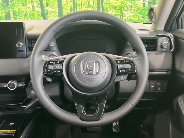 �C���e���A�ɍ��킹���f�U�C���̃X�e�A�����O�́A�^�]�������̂��Ƃ��l���A�^�]���₷���`��A�傫���ł��B�����x�A���ۂɐG���Ă��m���߂��������B