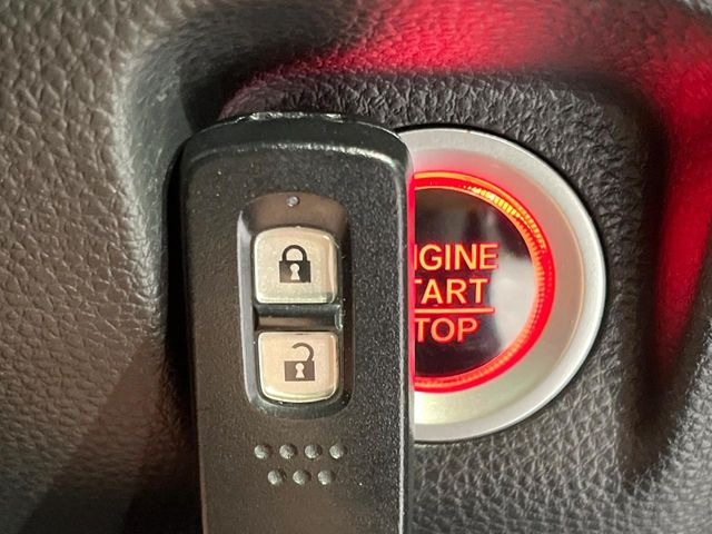 �yHonda�X�}�[�g�L�[�z�J�o����|�P�b�g�ɓ��ꂽ�܂܂ł��h�A�̎{���E�������\�ȃX�}�[�g�L�[�𑕔��B�G���W���̃I���E�I�t�����J�M�����o���K�v����������Ƃ��Ă��֗��ł���