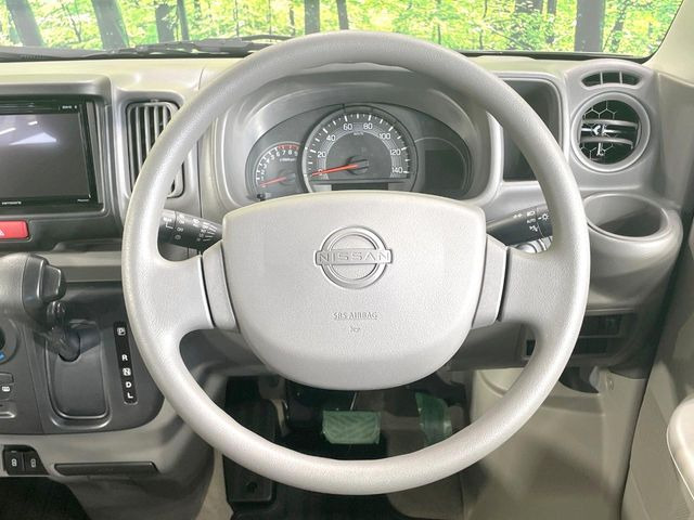 �C���e���A�ɍ��킹���f�U�C���̃X�e�A�����O�́A�^�]�������̂��Ƃ��l���A�^�]���₷���`��A�傫���ł��B�����x�A���ۂɐG���Ă��m���߂��������B