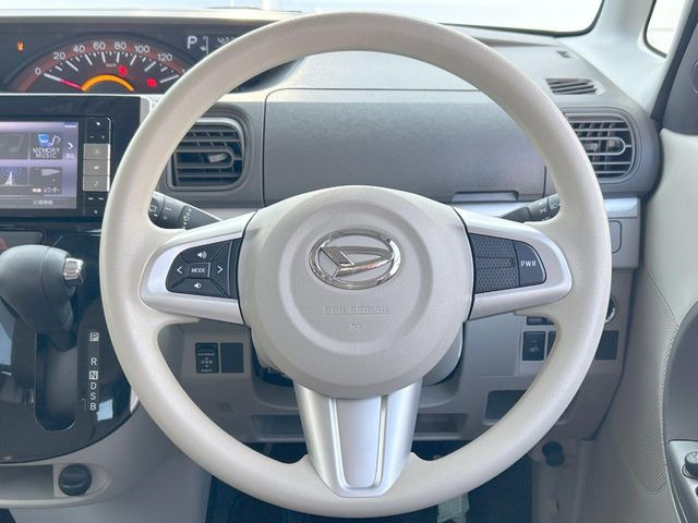 �C���e���A�ɍ��킹���f�U�C���̃X�e�A�����O�́A�^�]�������̂��Ƃ��l���A�^�]���₷���`��A�傫���ł��B�����x�A���ۂɐG���Ă��m���߂��������B