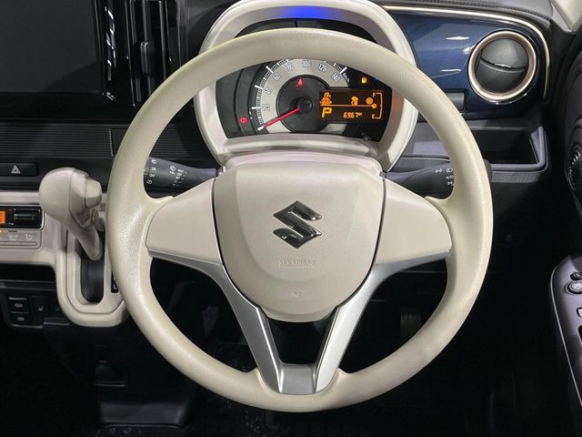 �C���e���A�ɍ��킹���f�U�C���̃X�e�A�����O�́A�^�]�������̂��Ƃ��l���A�^�]���₷���`��A�傫���ł��B�����x�A���ۂɐG���Ă��m���߂��������B