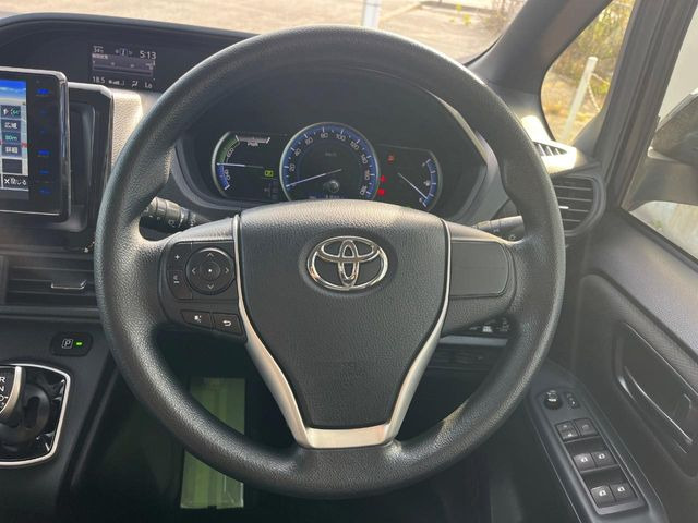 �C���e���A�ɍ��킹���f�U�C���̃X�e�A�����O�́A�^�]�������̂��Ƃ��l���A�^�]���₷���`��A�傫���ł��B�����x�A���ۂɐG���Ă��m���߂��������B