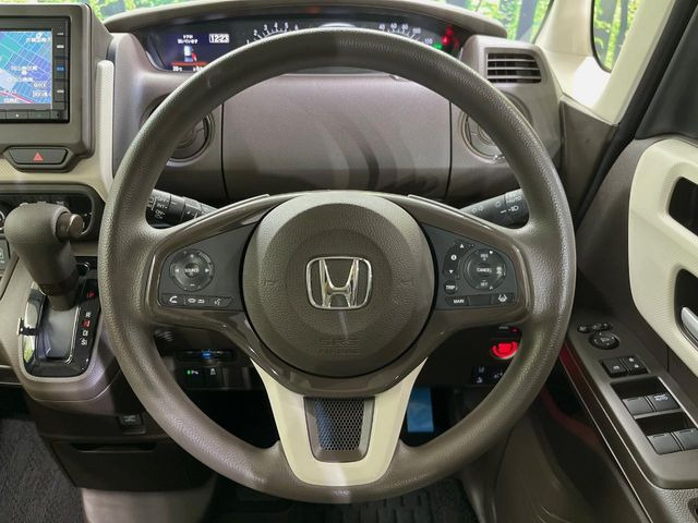�C���e���A�ɍ��킹���f�U�C���̃X�e�A�����O�́A�^�]�������̂��Ƃ��l���A�^�]���₷���`��A�傫���ł��B�����x�A���ۂɐG���Ă��m���߂��������B
