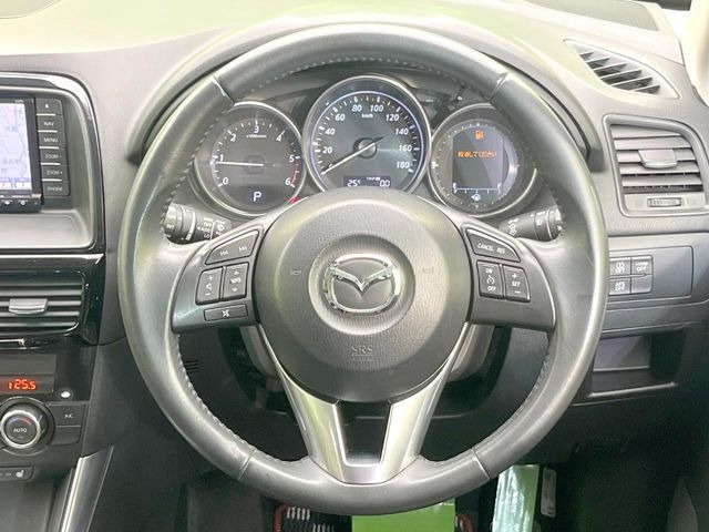 �C���e���A�ɍ��킹���f�U�C���̃X�e�A�����O�́A�^�]�������̂��Ƃ��l���A�^�]���₷���`��A�傫���ł��B�����x�A���ۂɐG���Ă��m���߂��������B