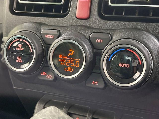 【オートエアコン】一度お好みの温度に設定すれば、車内の温度を検知し風量や温度を自動で調整。暑い&hellip;寒い&hellip;と何度もスイッチ操作をする必要はありません。快適な車内空間には必須の機能ですね♪