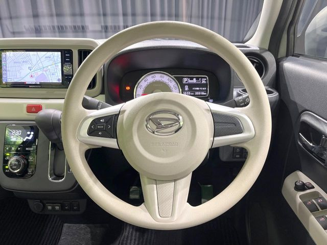 �C���e���A�ɍ��킹���f�U�C���̃X�e�A�����O�́A�^�]�������̂��Ƃ��l���A�^�]���₷���`��A�傫���ł��B�����x�A���ۂɐG���Ă��m���߂��������B