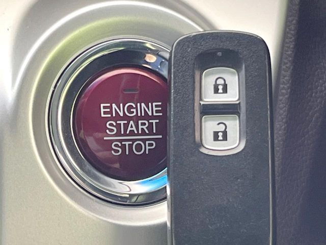 �yHonda�X�}�[�g�L�[�z�J�o����|�P�b�g�ɓ��ꂽ�܂܂ł��h�A�̎{���E�������\�ȃX�}�[�g�L�[�𑕔��B�G���W���̃I���E�I�t�����J�M�����o���K�v����������Ƃ��Ă��֗��ł���