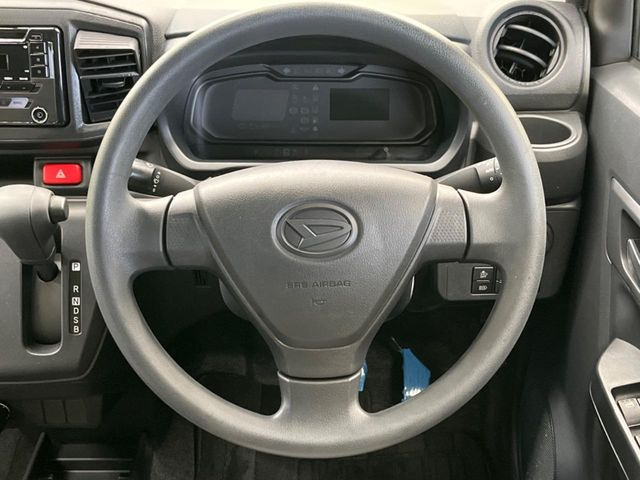 �C���e���A�ɍ��킹���f�U�C���̃X�e�A�����O�́A�^�]�������̂��Ƃ��l���A�^�]���₷���`��A�傫���ł��B�����x�A���ۂɐG���Ă��m���߂��������B