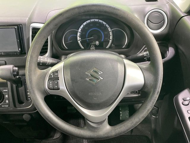 �C���e���A�ɍ��킹���f�U�C���̃X�e�A�����O�́A�^�]�������̂��Ƃ��l���A�^�]���₷���`��A�傫���ł��B�����x�A���ۂɐG���Ă��m���߂��������B