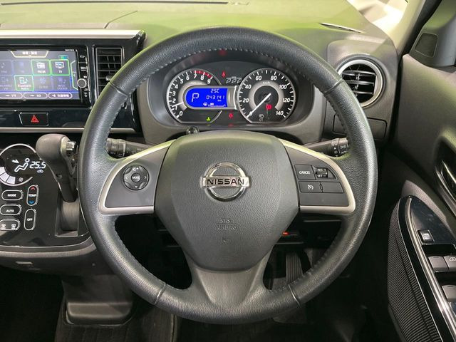 �C���e���A�ɍ��킹���f�U�C���̃X�e�A�����O�́A�^�]�������̂��Ƃ��l���A�^�]���₷���`��A�傫���ł��B�����x�A���ۂɐG���Ă��m���߂��������B
