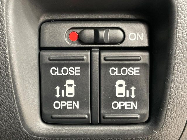 【両側パワースライドドア】スマートキーや運転席のスイッチで後席両側スライドドアの開閉が可能♪電動だから力を入れてドアを開ける必要が無く、小さなお子様でも簡単に開け閉めでき快適です♪
