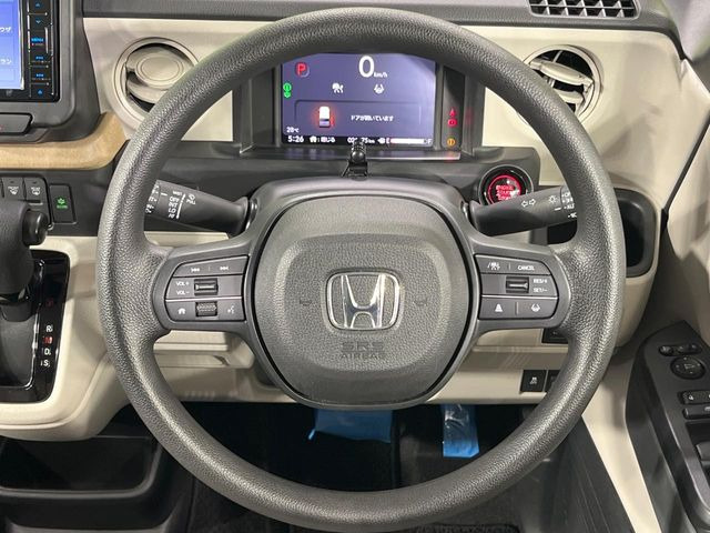 【ステアリングスイッチ】運転中、前方から目線をそらすことなく、オーディオ等の操作が可能な便利機能!安心&快適なドライブを演出してくれます♪