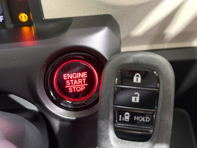 �yHonda�X�}�[�g�L�[�z�J�o����|�P�b�g�ɓ��ꂽ�܂܂ł��h�A�̎{���E�������\�ȃX�}�[�g�L�[�𑕔��B�G���W���̃I���E�I�t�����J�M�����o���K�v����������Ƃ��Ă��֗��ł���