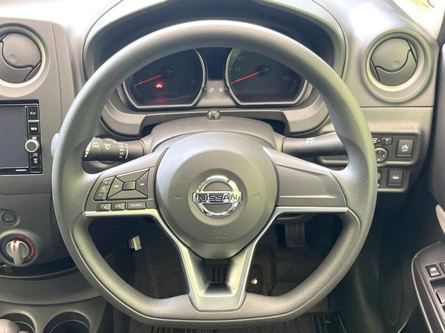 �C���e���A�ɍ��킹���f�U�C���̃X�e�A�����O�́A�^�]�������̂��Ƃ��l���A�^�]���₷���`��A�傫���ł��B�����x�A���ۂɐG���Ă��m���߂��������B
