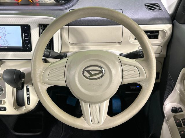 �C���e���A�ɍ��킹���f�U�C���̃X�e�A�����O�́A�^�]�������̂��Ƃ��l���A�^�]���₷���`��A�傫���ł��B�����x�A���ۂɐG���Ă��m���߂��������B