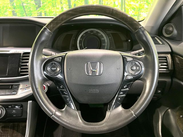 �C���e���A�ɍ��킹���f�U�C���̃X�e�A�����O�́A�^�]�������̂��Ƃ��l���A�^�]���₷���`��A�傫���ł��B�����x�A���ۂɐG���Ă��m���߂��������B