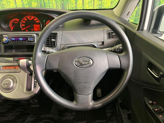 �C���e���A�ɍ��킹���f�U�C���̃X�e�A�����O�́A�^�]�������̂��Ƃ��l���A�^�]���₷���`��A�傫���ł��B�����x�A���ۂɐG���Ă��m���߂��������B