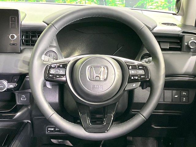 �C���e���A�ɍ��킹���f�U�C���̃X�e�A�����O�́A�^�]�������̂��Ƃ��l���A�^�]���₷���`��A�傫���ł��B�����x�A���ۂɐG���Ă��m���߂��������B