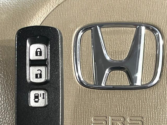 �yHonda�X�}�[�g�L�[�z�J�o����|�P�b�g�ɓ��ꂽ�܂܂ł��h�A�̎{���E�������\�ȃX�}�[�g�L�[�𑕔��B�G���W���̃I���E�I�t�����J�M�����o���K�v����������Ƃ��Ă��֗��ł���