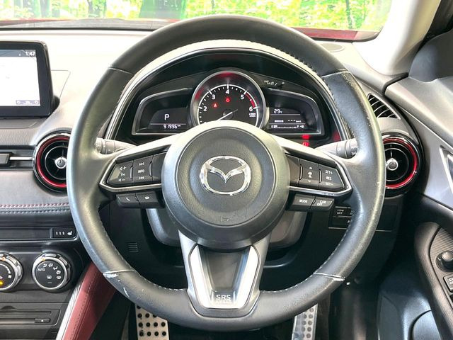 �C���e���A�ɍ��킹���f�U�C���̃X�e�A�����O�́A�^�]�������̂��Ƃ��l���A�^�]���₷���`��A�傫���ł��B�����x�A���ۂɐG���Ă��m���߂��������B