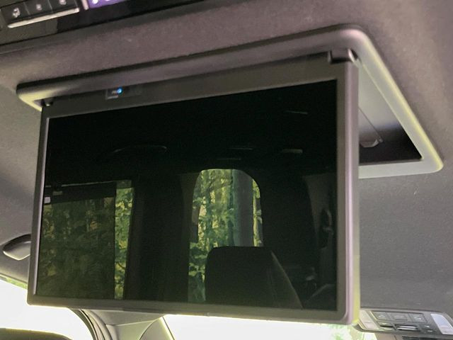 【14型フリップダウンモニター】大画面モニターで後席でもエンタメをお楽しみいただけます。小さなお子様にも大人気の装備です♪