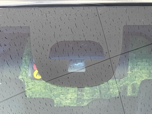 【シティブレーキアクティブシステム】低速走行中に前方の車両等を認識し、衝突しそうな時は警報とブレーキで衝突回避と被害軽減をアシスト。より安全にドライブをお楽しみいただけます。
