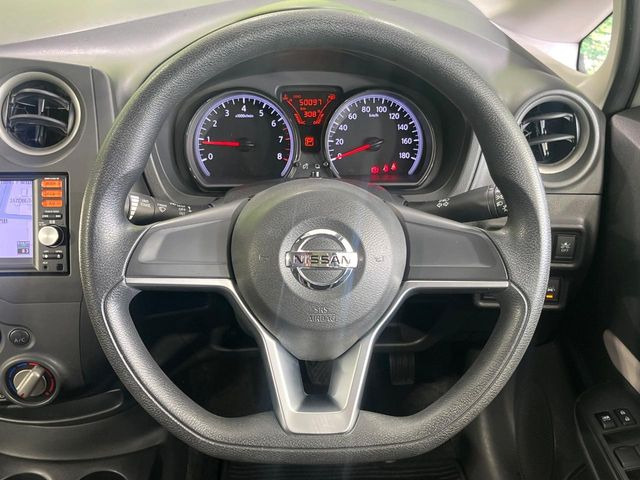 �C���e���A�ɍ��킹���f�U�C���̃X�e�A�����O�́A�^�]�������̂��Ƃ��l���A�^�]���₷���`��A�傫���ł��B�����x�A���ۂɐG���Ă��m���߂��������B