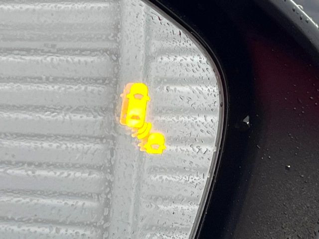 【ブラインドスポットインフォメーション】走行中、ドアミラーの死角になりやすい箇所に後続車が接近するとサイドミラー付近に警告を表示、ドライバーに注意喚起をしてくれます。