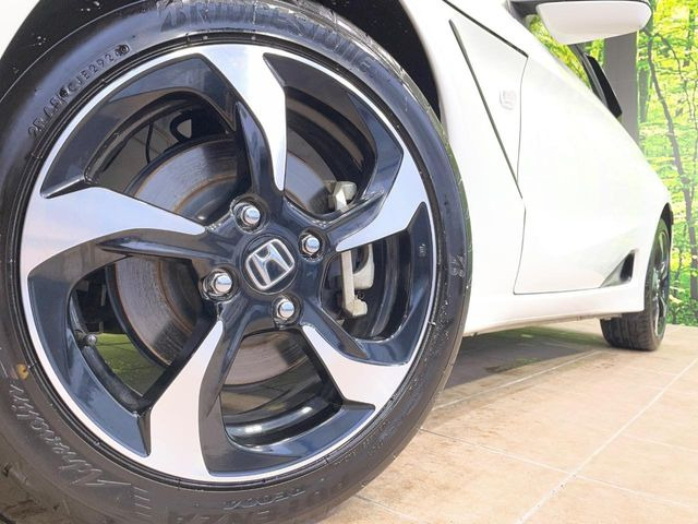�y����15�C���`�A���~�z�C�[���z�O�ςɃ}�b�`���������A���~�z�C�[���𑕒����Ă���܂��B�e��ЊO�A���~�z�C�[����A�X�^�b�h���X�^�C�����戵�����Ă���܂��B���񂲑��k����������