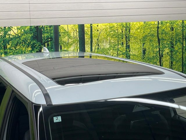 【パノラマサンルーフ】開放感たっぷりの希少装備、サンルーフが装着されています!車内に明かりを取り入れたり景色を楽しむ以外にも、車内の空気も簡単に換気できて快適です!