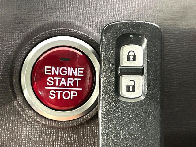�yHonda�X�}�[�g�L�[�z�J�o����|�P�b�g�ɓ��ꂽ�܂܂ł��h�A�̎{���E�������\�ȃX�}�[�g�L�[�𑕔��B�G���W���̃I���E�I�t�����J�M�����o���K�v����������Ƃ��Ă��֗��ł���