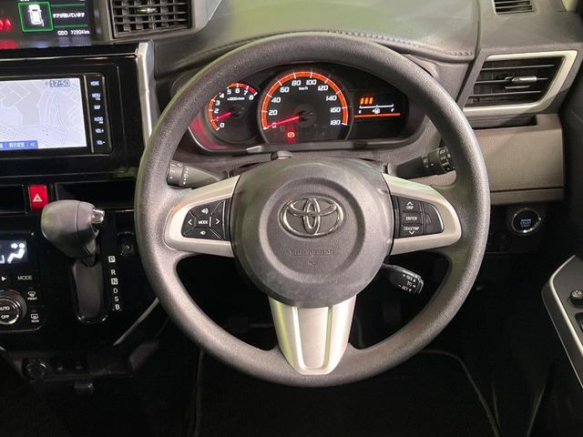 �C���e���A�ɍ��킹���f�U�C���̃X�e�A�����O�́A�^�]�������̂��Ƃ��l���A�^�]���₷���`��A�傫���ł��B�����x�A���ۂɐG���Ă��m���߂��������B