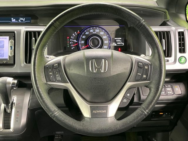 �C���e���A�ɍ��킹���f�U�C���̃X�e�A�����O�́A�^�]�������̂��Ƃ��l���A�^�]���₷���`��A�傫���ł��B�����x�A���ۂɐG���Ă��m���߂��������B