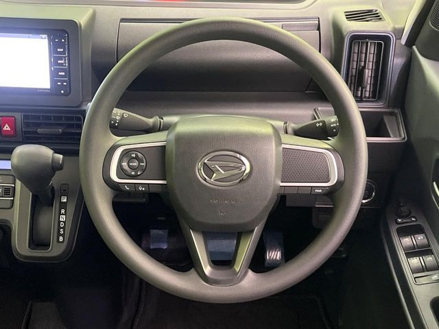 �C���e���A�ɍ��킹���f�U�C���̃X�e�A�����O�́A�^�]�������̂��Ƃ��l���A�^�]���₷���`��A�傫���ł��B�����x�A���ۂɐG���Ă��m���߂��������B