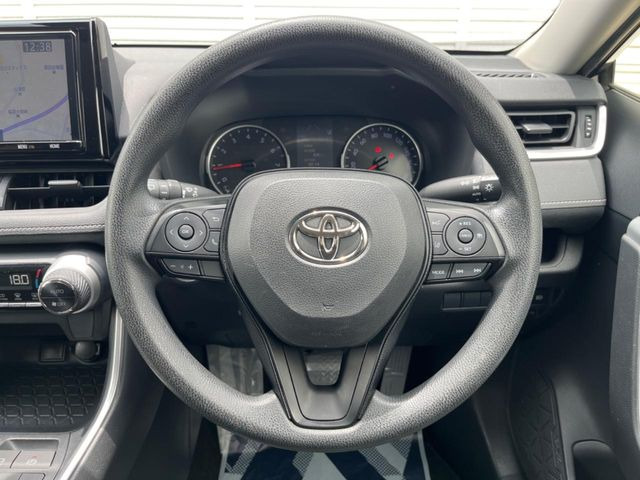 �C���e���A�ɍ��킹���f�U�C���̃X�e�A�����O�́A�^�]�������̂��Ƃ��l���A�^�]���₷���`��A�傫���ł��B�����x�A���ۂɐG���Ă��m���߂��������B