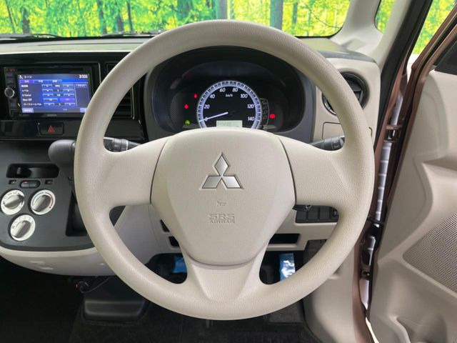 �C���e���A�ɍ��킹���f�U�C���̃X�e�A�����O�́A�^�]�������̂��Ƃ��l���A�^�]���₷���`��A�傫���ł��B�����x�A���ۂɐG���Ă��m���߂��������B