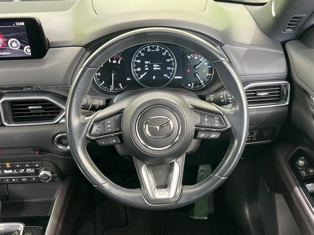 �C���e���A�ɍ��킹���f�U�C���̃X�e�A�����O�́A�^�]�������̂��Ƃ��l���A�^�]���₷���`��A�傫���ł��B�����x�A���ۂɐG���Ă��m���߂��������B