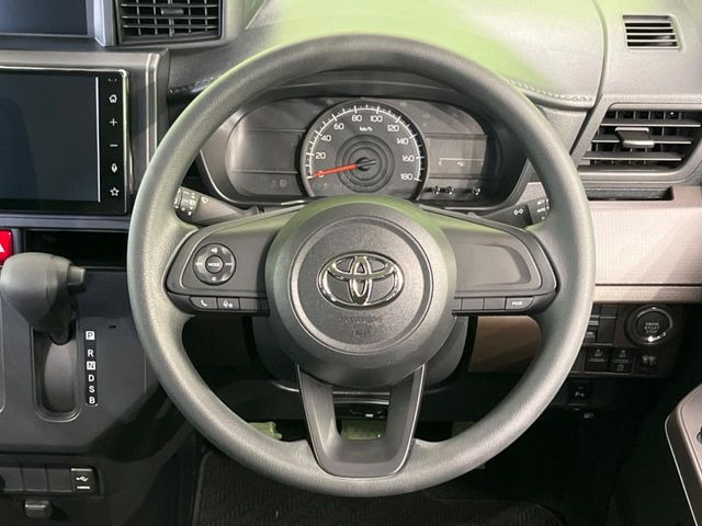�C���e���A�ɍ��킹���f�U�C���̃X�e�A�����O�́A�^�]�������̂��Ƃ��l���A�^�]���₷���`��A�傫���ł��B�����x�A���ۂɐG���Ă��m���߂��������B