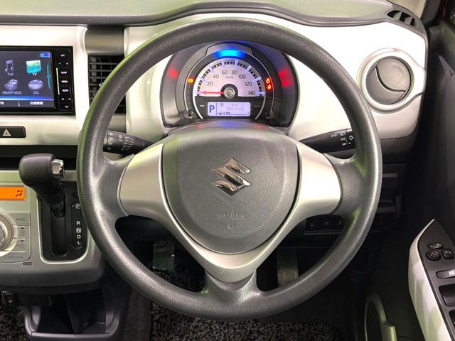 �C���e���A�ɍ��킹���f�U�C���̃X�e�A�����O�́A�^�]�������̂��Ƃ��l���A�^�]���₷���`��A�傫���ł��B�����x�A���ۂɐG���Ă��m���߂��������B
