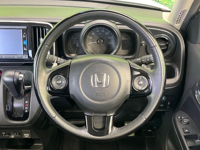 �C���e���A�ɍ��킹���f�U�C���̃X�e�A�����O�́A�^�]�������̂��Ƃ��l���A�^�]���₷���`��A�傫���ł��B�����x�A���ۂɐG���Ă��m���߂��������B